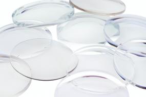 Предимства и недостатъци на диоптричните очила спрямо контактните лещи