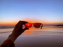 Как да разберете дали слънчевите очила имат поляризация?